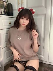 [Foto de COSER de una celebridad de Internet] La chica melocotón es Yijiang, debajo de la camiseta