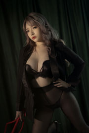 [Cosplay photo] Anime blogger Wenmei - black silk suit